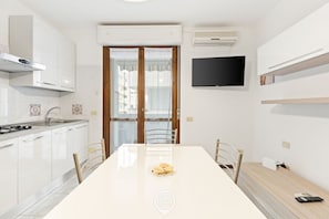 Jääkaappi, mikroaaltouuni