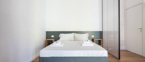 1 chambre, fer et planche à repasser