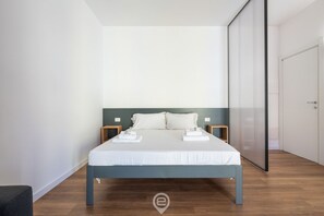 1 habitación y tabla de planchar con plancha 