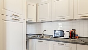 Mikrowelle, Geschirrspüler, Esstisch