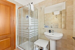 Douche, bidet, serviettes fournies, shampoing