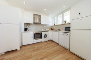 微波爐、洗碗機、咖啡機/沖茶器、鍋具/餐盤/廚房用品