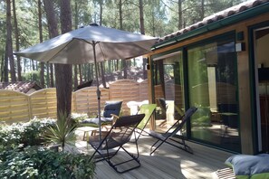 Terrace/patio - Holiday Home 'Stéphane Le Gac' with Shared Pool, Private Terrace and Wi-Fi (Moliets-Et-Maa)