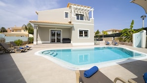 A two-story house with a swimming pool, a covered patio, and a view of the surrounding area. - Villa Gale Coast in Gal (Albufeira)
