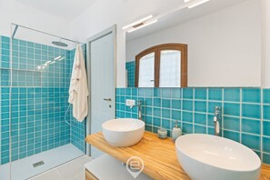 Een douche, een bidet, handdoeken, shampoo