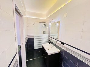 Dusche, Haartrockner, Bidet, Handtücher