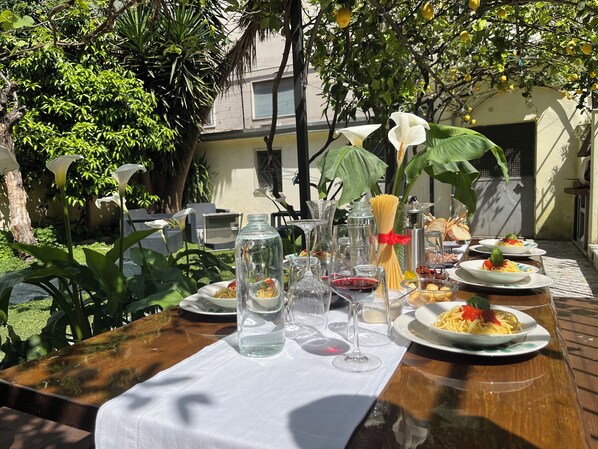 Outdoor dining - Hello Nocera - Gateway to Amalfi & Pompeii (Nocera Inferiore)