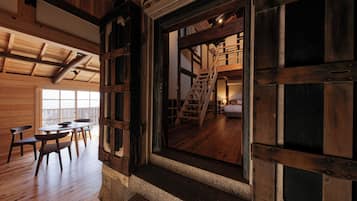 Safe på rommet, blendingsgardiner og wi-fi (inkludert)