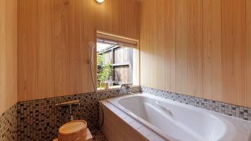 Kamar Quadruple Deluks | Kamar mandi | Bathtub dan shower terpisah dan perlengkapan mandi gratis