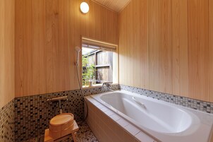 Habitación cuádruple Deluxe | Baño | Bañera y ducha independientes y artículos de higiene personal gratuitos