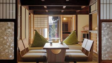 Premier fyrbÀddsrum | VÀrdeförvaringsskÄp pÄ rummet, mörklÀggningsgardiner och gratis wi-fi