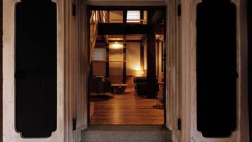 Deluxe fyrbÀddsrum | VÀrdeförvaringsskÄp pÄ rummet, mörklÀggningsgardiner och gratis wi-fi