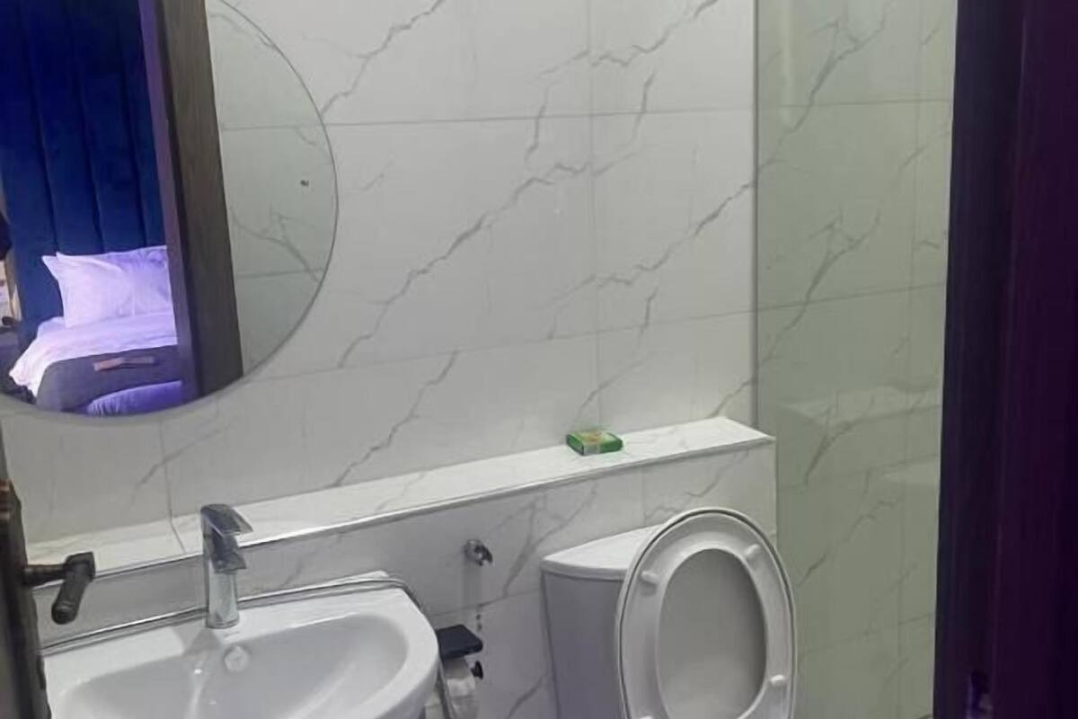 Comfort Room, Park View | Bathroom | Shower, free toiletries, towels, soap