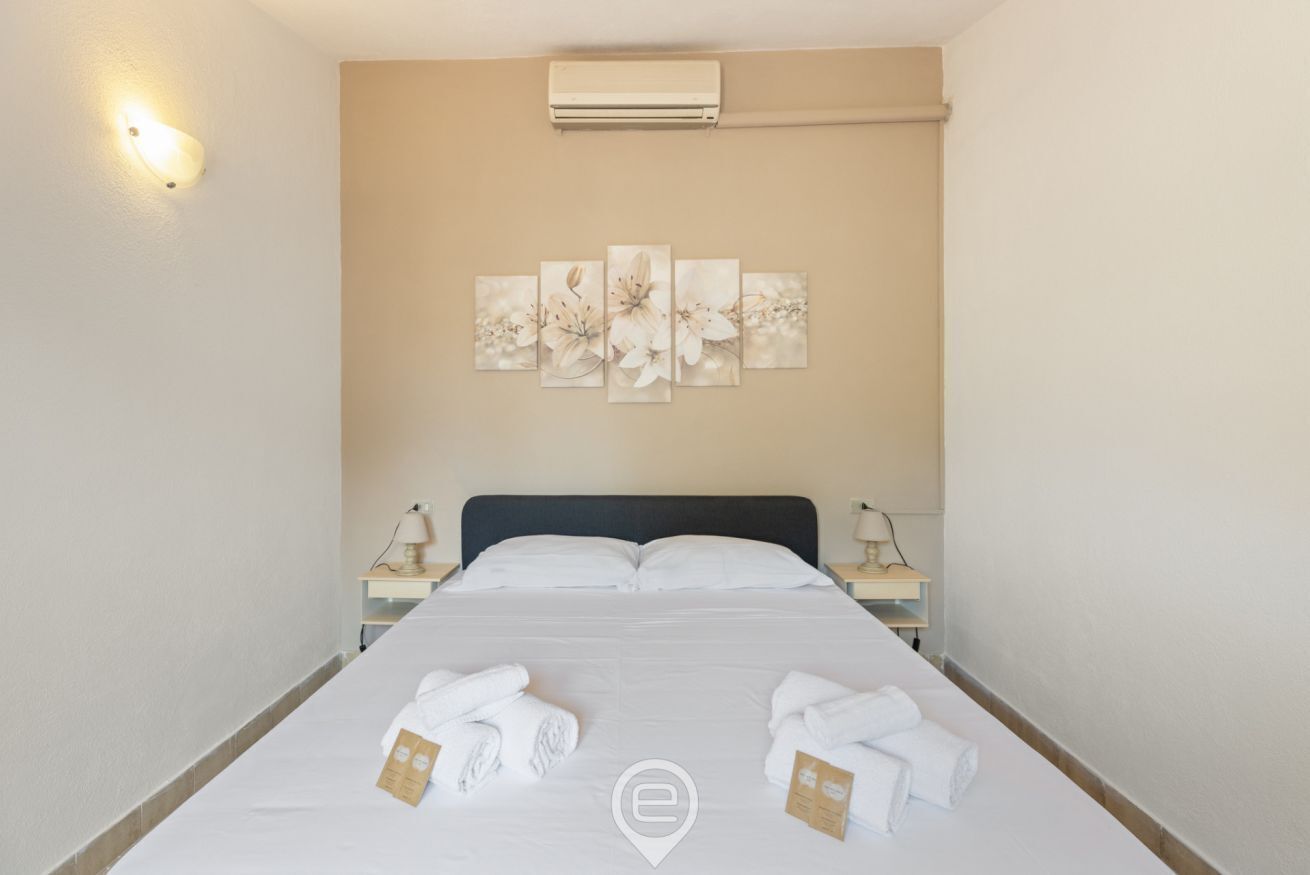 3 bedrooms, iron/ironing board, travel cot