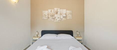 3 bedrooms, iron/ironing board, travel cot