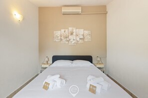 3 slaapkamers, een strijkplank/strijkijzer, reisbedje