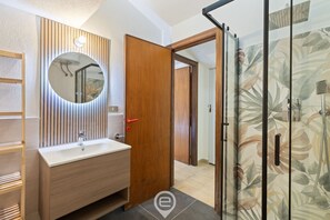 Een douche, een bidet, handdoeken, shampoo