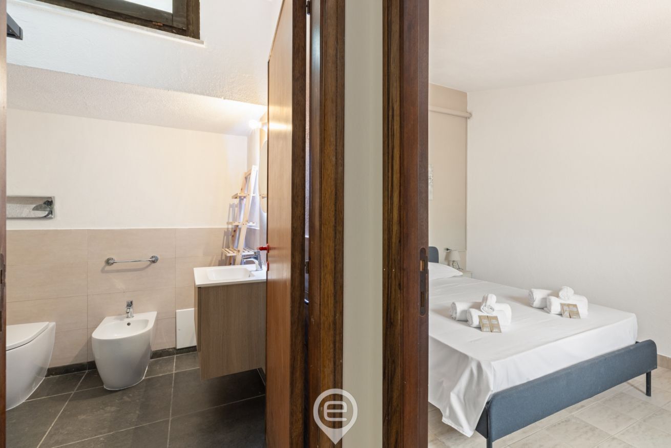 Shower, bidet, towels, shampoo