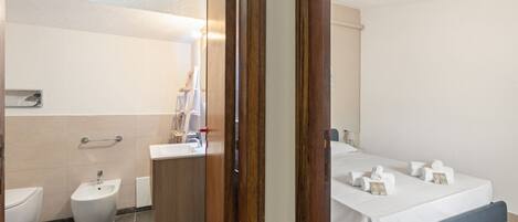 Douche, bidet, serviettes fournies, shampoing