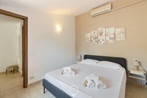 3 slaapkamers, een strijkplank/strijkijzer, reisbedje
