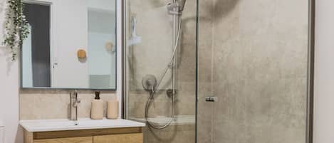 Douche, sĂšche-cheveux, serviettes fournies, savon