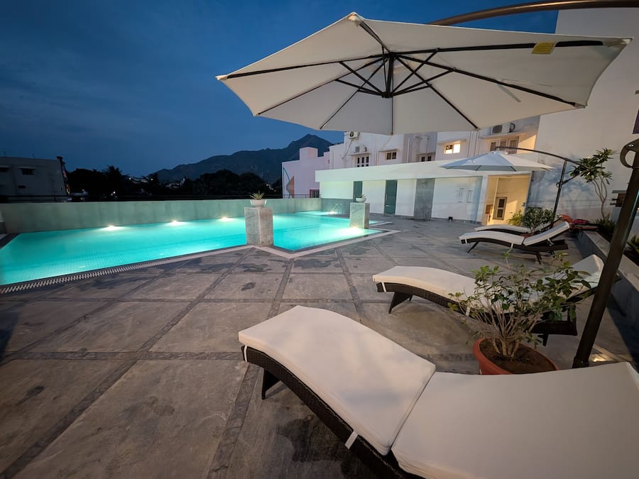 Piscina externa, funciona das 7h às 18h30, guarda-sóis, espreguiçadeiras