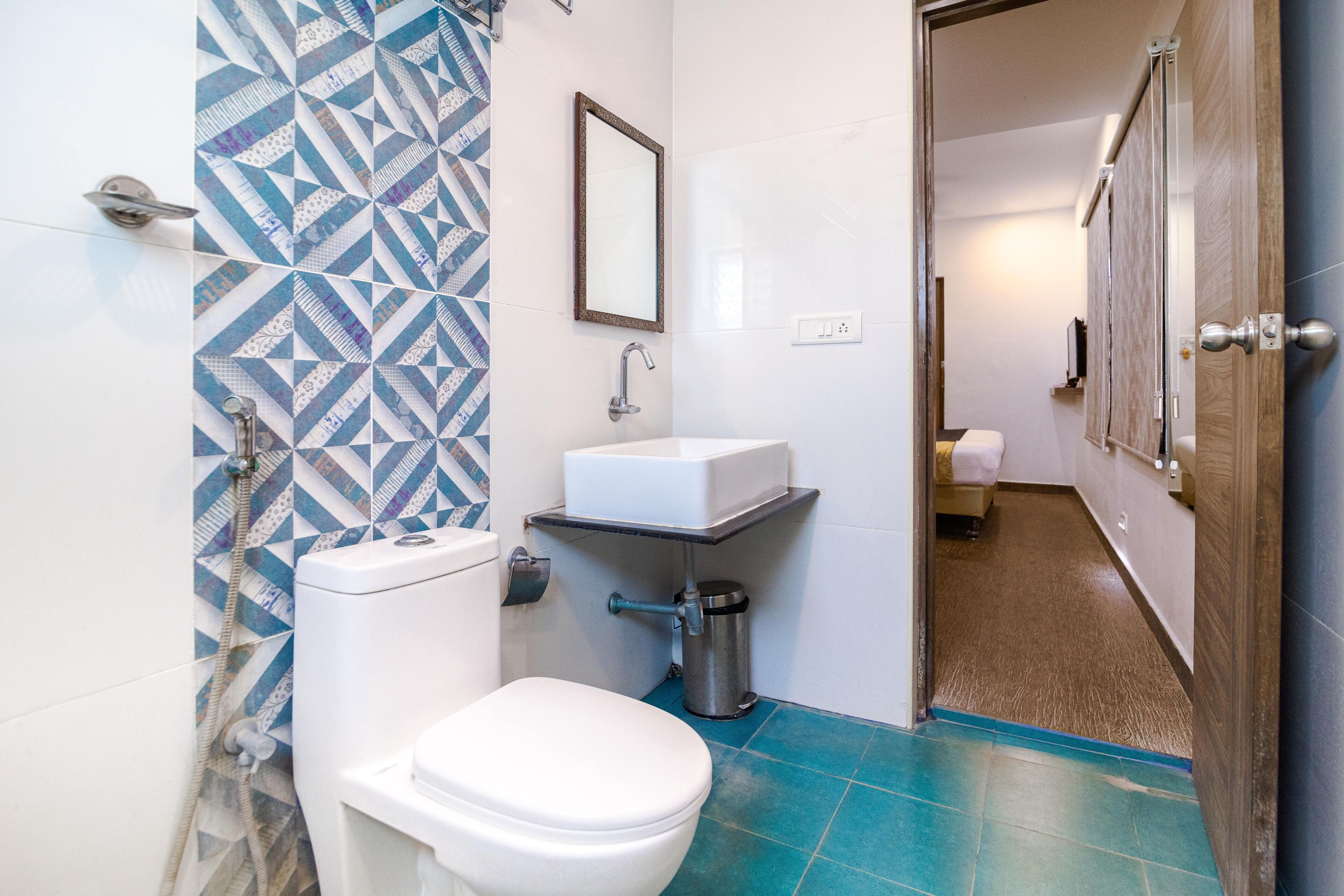 Een badkamer met een wit toilet, een wastafel en een douche.