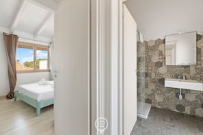 Dusche, Bidet, Handtücher, Shampoo