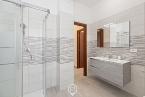 Dusche, Bidet, Handtücher, Shampoo