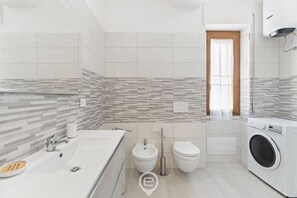 Dusche, Bidet, Handtücher, Shampoo