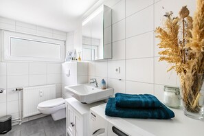 Douche, sèche-cheveux, serviettes fournies