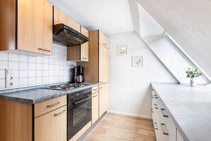 Fridge, oven, stovetop, dishwasher