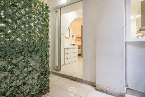 Shower, bidet, towels, shampoo