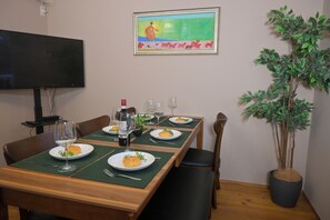 Classic House, 2 Bedrooms, City View | In-room dining