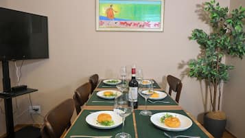 Classic House, 2 Bedrooms, City View | In-room dining