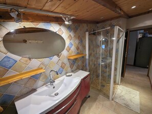 Douche, savon, papier toilette