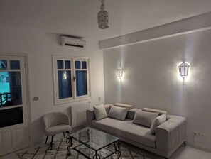 Living area - Bright apartment 2 steps from the beach - 2 bedrooms, 90m². (nabeul)