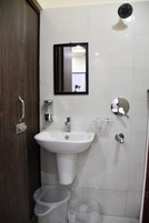 Deluxe Double Room | Bathroom | Shower, free toiletries, towels, toilet paper