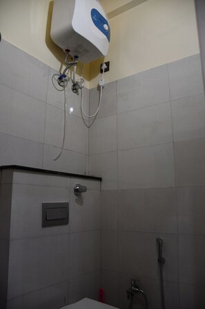 Deluxe Double Room | Bathroom - Hotel Sindhu (Bareilly)
