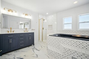 Douche, baignoire Ă jets, serviettes fournies