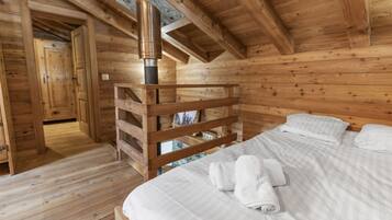 Een strijkplank/strijkijzer, reisbedje, wifi, beddengoed