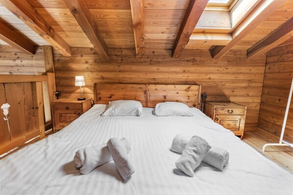 Iron/ironing board, travel cot, WiFi, bed sheets