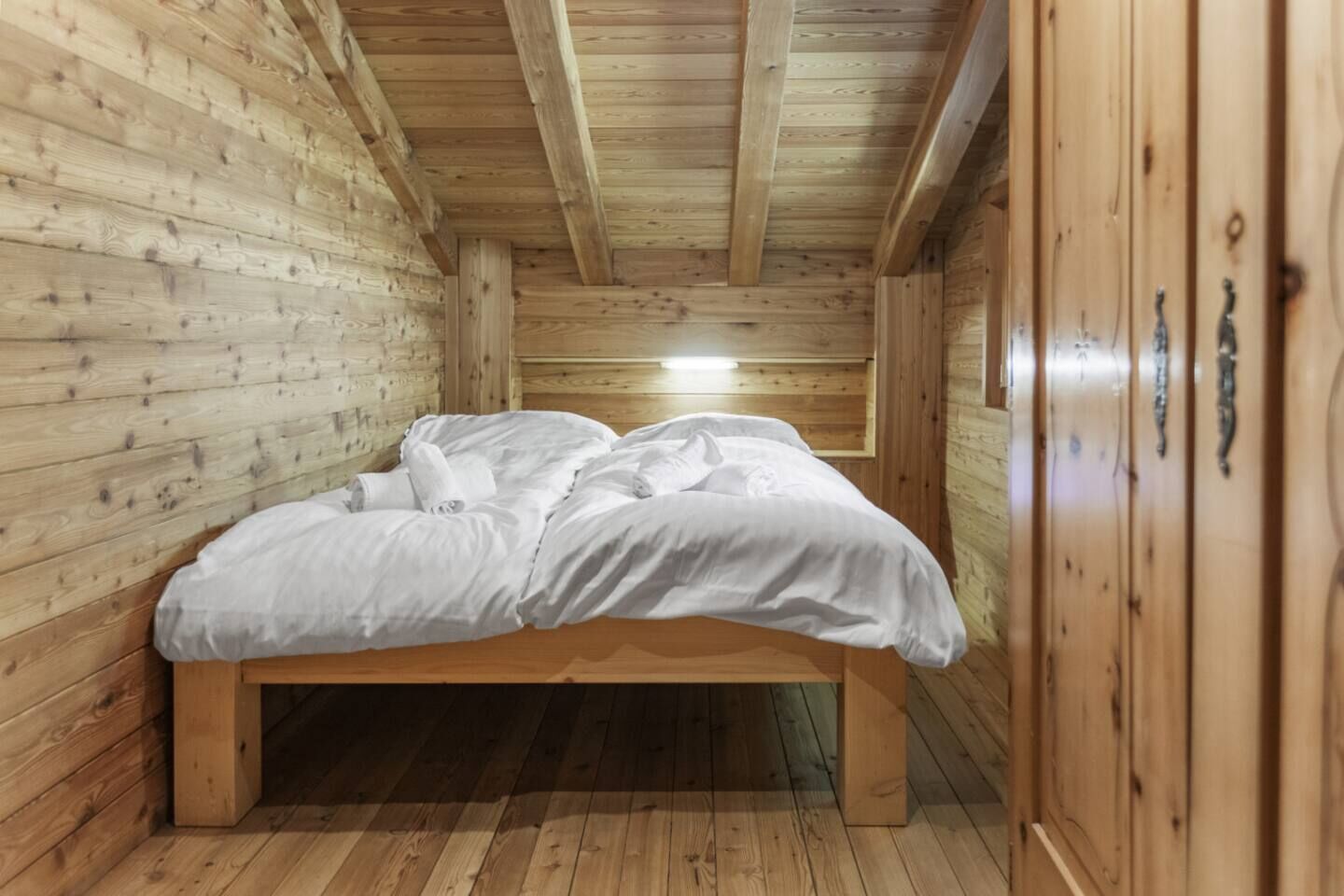 Iron/ironing board, travel crib, WiFi, bed sheets