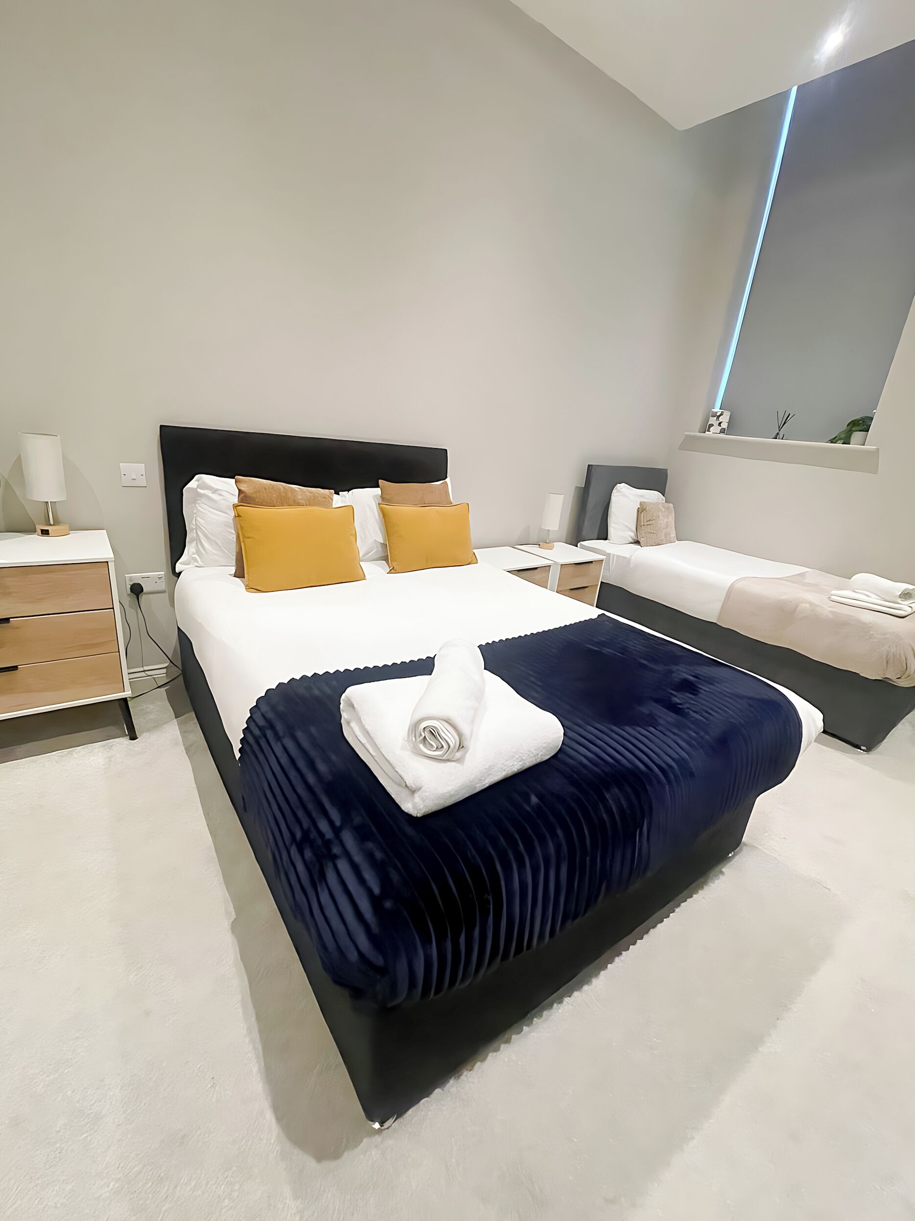 1 slaapkamer, een bureau, een strijkplank/strijkijzer, reisbedje