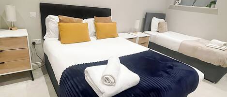 1 slaapkamer, een bureau, een strijkplank/strijkijzer, reisbedje