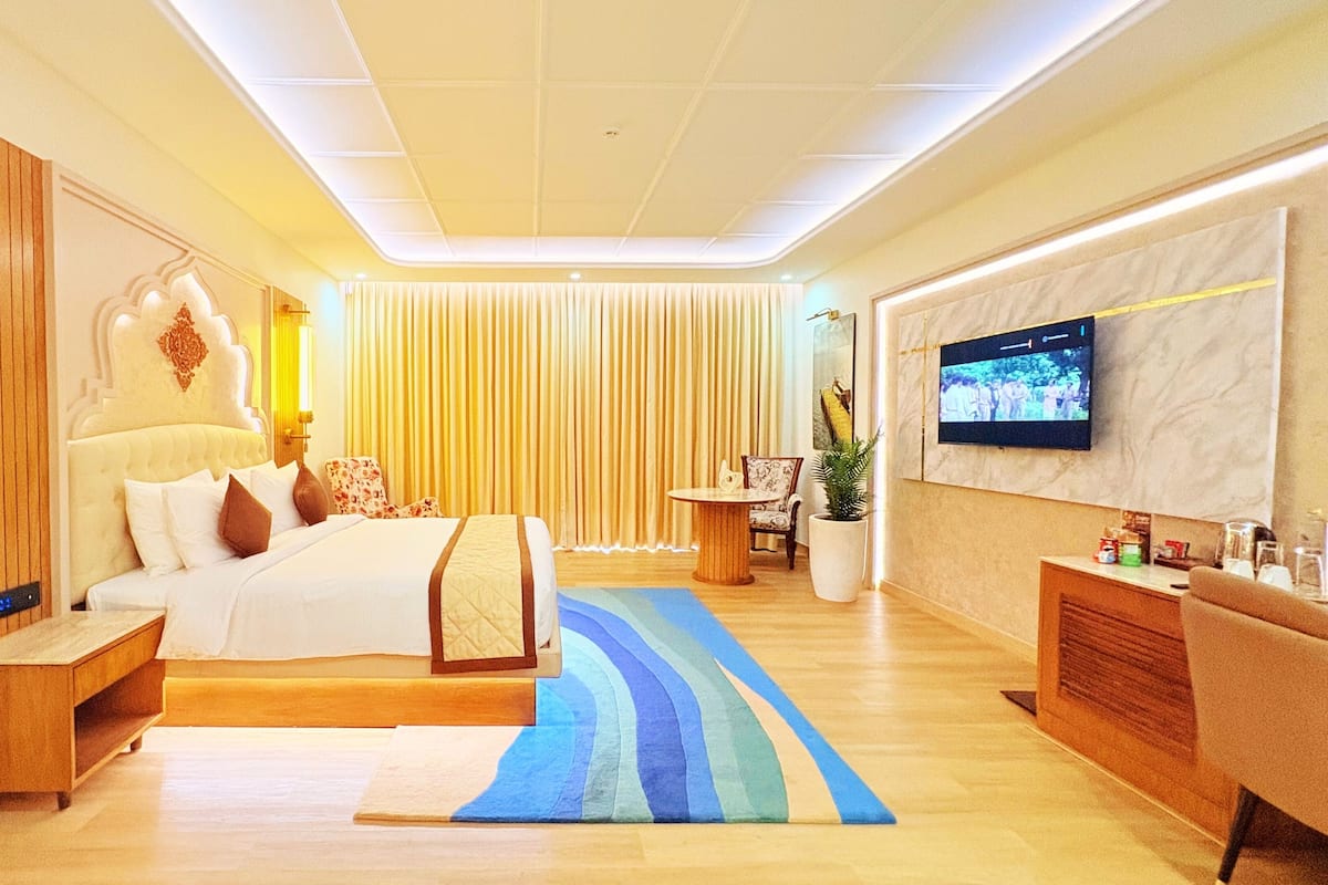 ห้องดีลักซ์สวีท, เตียงควีนไซส์ 1 เตียง, ระเบียง, วิวชายหาด | เครื่องนอนระดับพรีเมียม, เตียงเมมโมรีโฟม, ตู้นิรภัยในห้องพัก, โต๊ะทำงาน