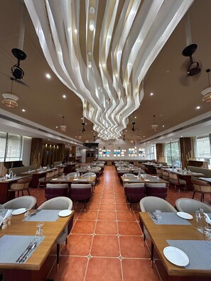 2 restaurants, breakfast, lunch, dinner served; vegan cuisine