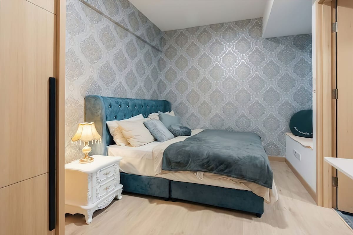 Deluxe appartement, 2 slaapkamers, balkon, uitzicht op de stad | Een kluis op de kamer, een bureau, een strijkplank/strijkijzer