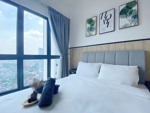 Desk, laptop workspace, iron/ironing board, free WiFi - The Colony and the Luxe Infinity Pool (Kuala Lumpur)