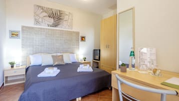 Standard-Doppel- oder -Zweibettzimmer, Klimaanlage, Hügelblick | Minibar, Babybetten, kostenloses WLAN, Bettwäsche